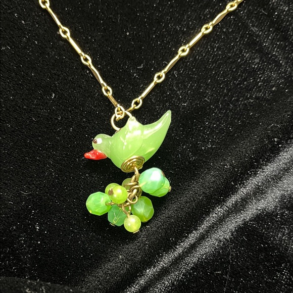 1559 Lenora Dame Vintage Green Bird with Grapes Glass Pendant Necklace - Picture 5 of 5